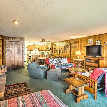 Rustic Glen Arbor Gem Patio, 4 Mi to Beach!